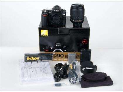 Nikon D90 Digitalkamera mit 18-135 mm Objektiv . 520